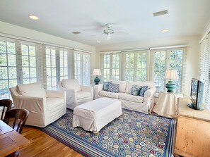 TV - Cottage w/ Prime Location 4 Mins to Beach in Seaside, Porch + 2 Adult Bikes (Santa Rosa Beach)