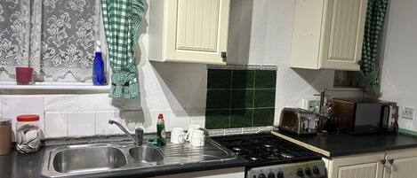 Maison | Cuisine privée | Micro-ondes, four, plaque de cuisson, bouilloire électrique