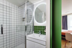 Shower, hair dryer, towels, soap - Hife Paris Issy (Issy-les-Moulineaux)
