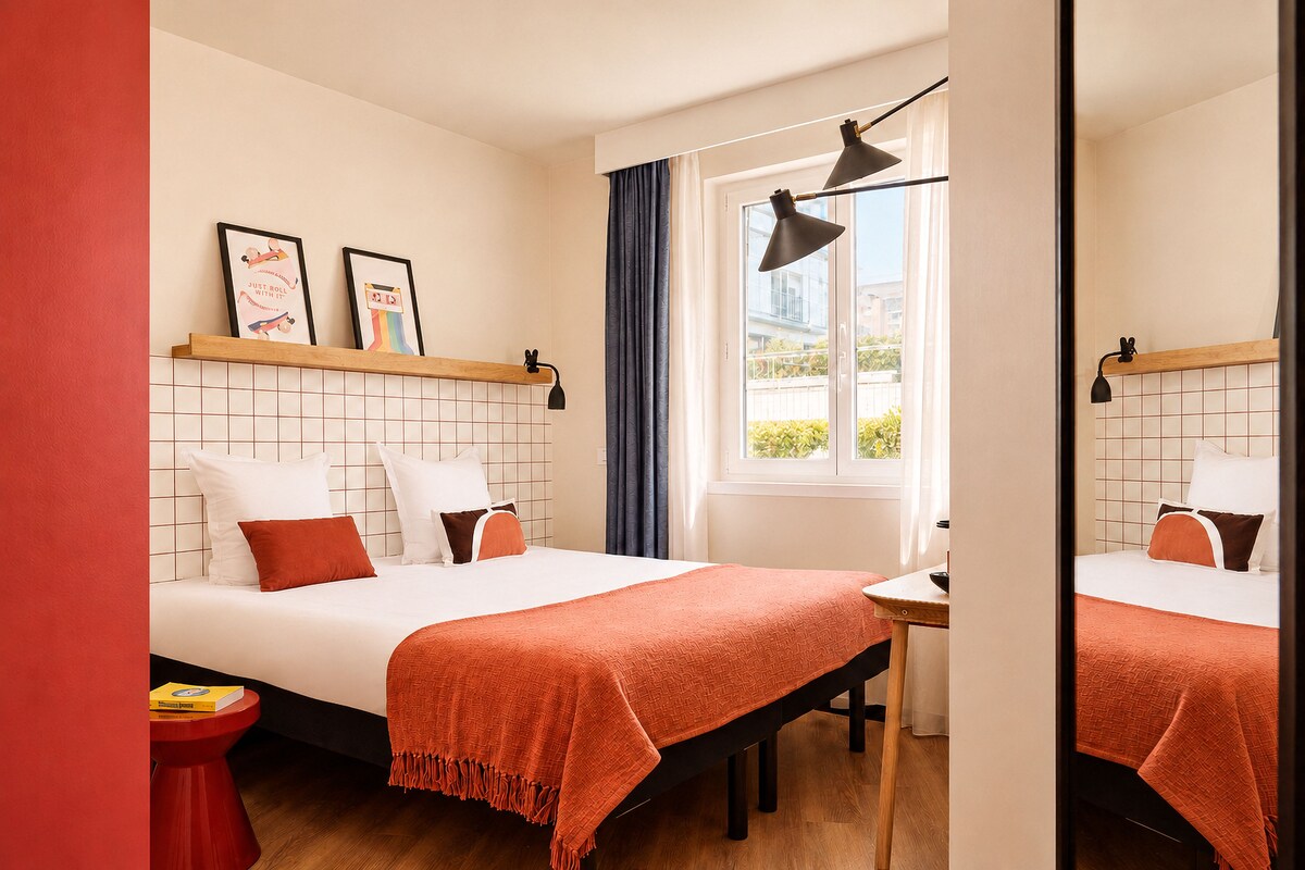 La Room Standard | Schreibtisch, laptopgeeigneter Arbeitsplatz, schallisolierte Zimmer