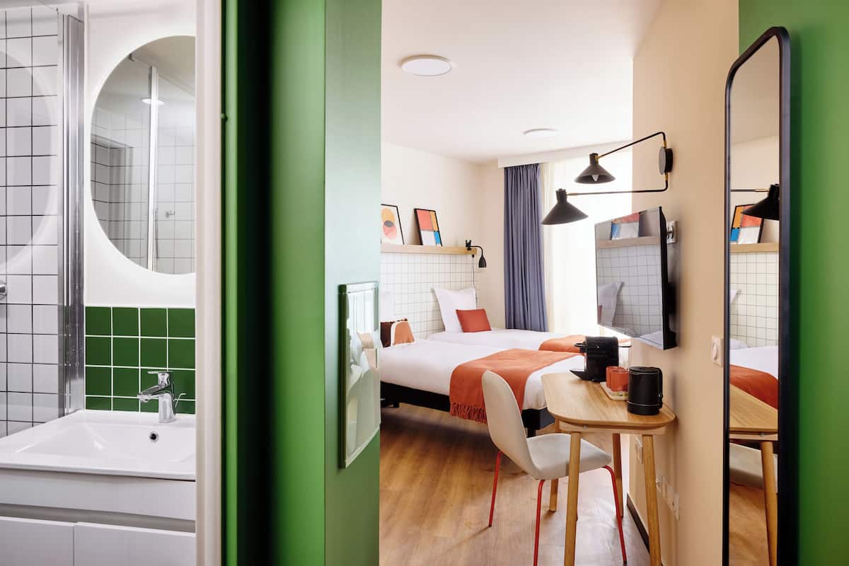 1 bedroom, desk, laptop workspace, soundproofing