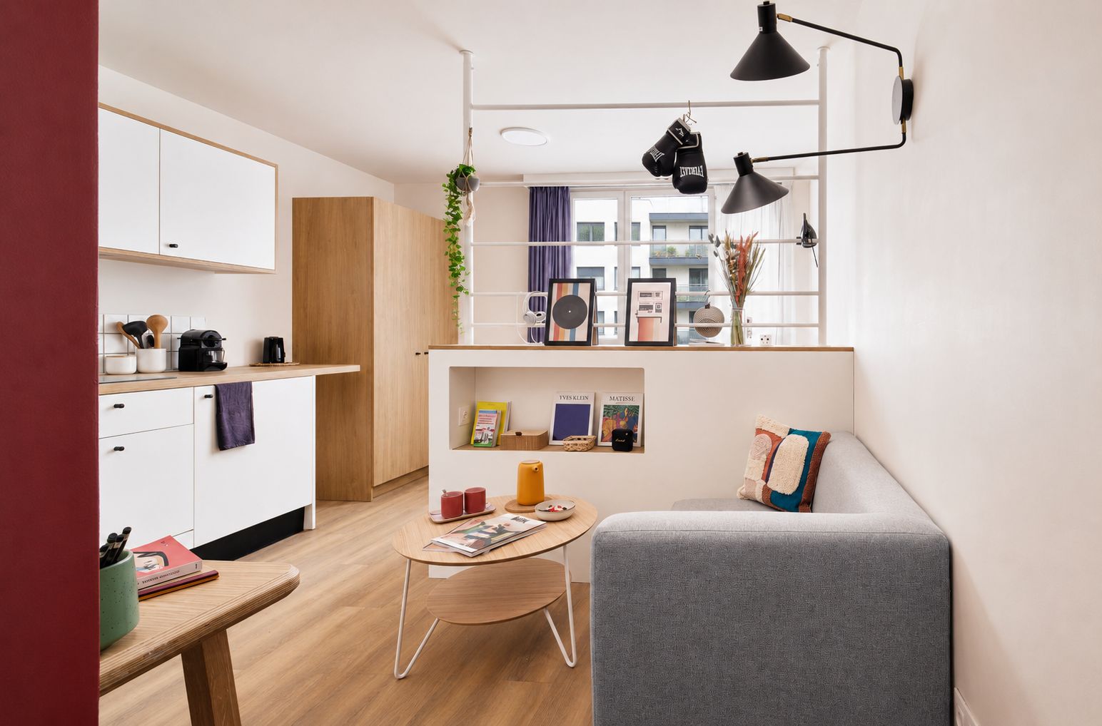 Un espace de vie moderne comprenant une cuisine, un coin repas et un espace détente.