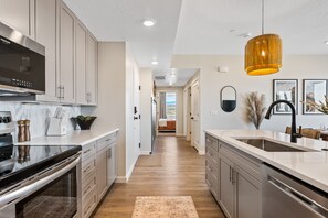 Frigorífico, microondas, horno y placa de cocina