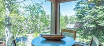 Snowcreek Condo 1555 - Easy Walk to Hiking Trails, Pool & Hot Tub Onsite
