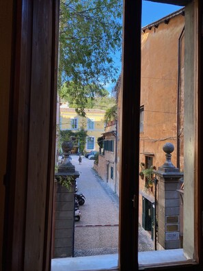 Interior - Exclusive, historic suite with frescoed ceilings in historic 17th century mansion (Roma)