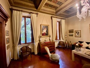 Interior - Exclusive, historic suite with frescoed ceilings in historic 17th century mansion (Roma)