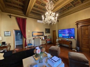 Living area - Exclusive, historic suite with frescoed ceilings in historic 17th century mansion (Roma)