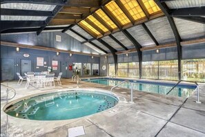Una piscina cubierta