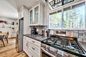 Fridge, microwave, oven, stovetop - Bear Cub Cabin - 3BR/2BA New Remodel, Pets, AC (South Lake Tahoe)