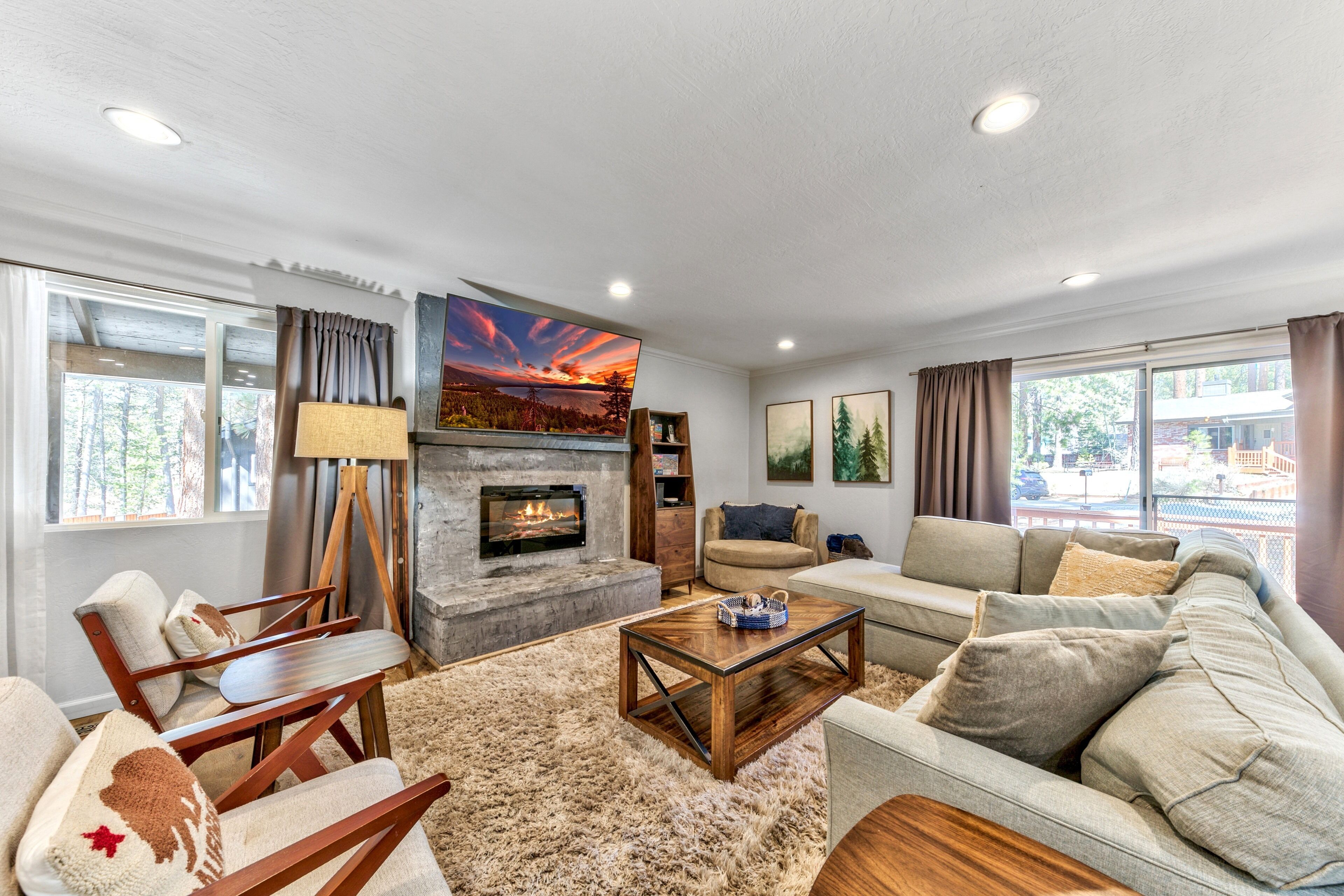 Una televisión, una chimenea