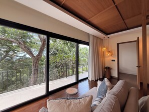 TV connectée, livres, chaîne hi-fi, espaces bureaux