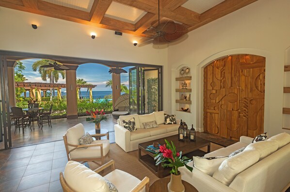 Smart-TV, Bücher, Stereoanlage, Arbeitsbereiche