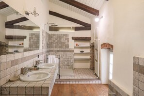 Dusche, Haartrockner, Bidet, Handtücher