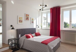 5 bedrooms, iron/ironing board, free WiFi, bed sheets