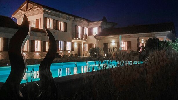 Un edificio grande de varios pisos con una piscina en primer plano.