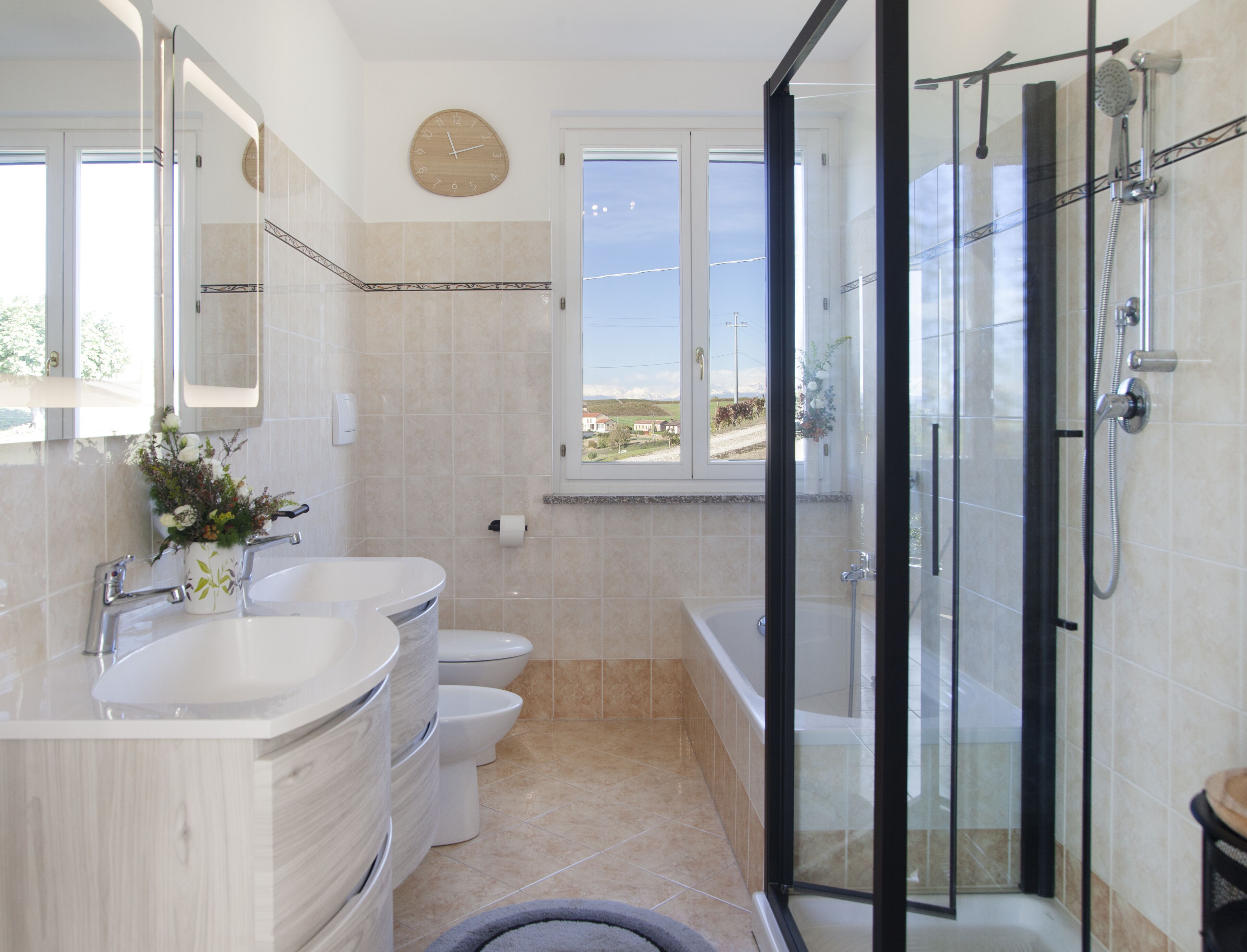 Dusche, Whirlpool, Haartrockner, Bidet