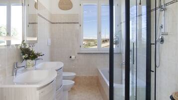 Dusche, Whirlpool, Haartrockner, Bidet