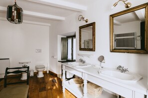 Douche, sĂšche-cheveux, bidet, serviettes fournies