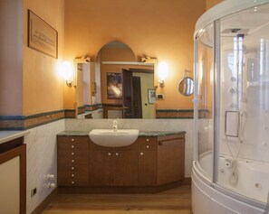 Bruser, hårtørrer, bidet, håndklæder