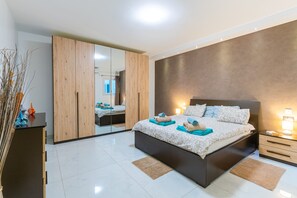 3 bedrooms, iron/ironing board, WiFi, bed sheets