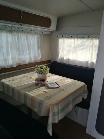 Trailer, 1 quarto, cozinha americana | Opções para refeição no quarto. Raapfontein Self-catering & Camping