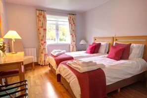 1 bedroom, iron/ironing board, free WiFi, bed sheets - Ground floor 2-bedroom apartment overlooking the famous James Braid Brora Golf Course. (Highland Council)