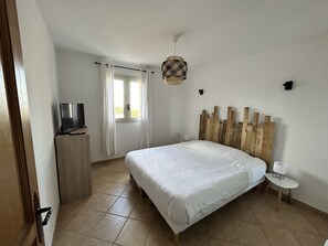 3 bedrooms, iron/ironing board, travel cot, free WiFi - Charmante Villa Avec Piscine, vue mer sur la Commune de Furiani Proche de Bastia (Furiani)