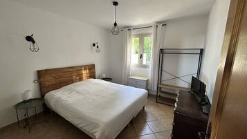 3 bedrooms, iron/ironing board, travel crib, free WiFi