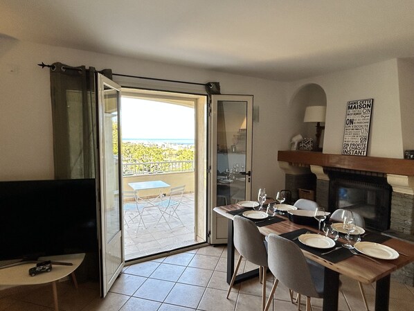 Dining - Charmante Villa Avec Piscine, vue mer sur la Commune de Furiani Proche de Bastia (Furiani)