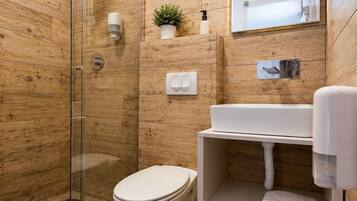 Romantic Apartment, 2 Bedrooms | Bathroom | Towels