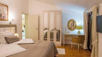 2 quartos, escrivaninha, espaço de trabalho para notebook