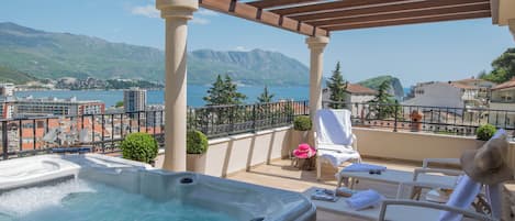 Panoramic Penthouse | Indoor spa tub
