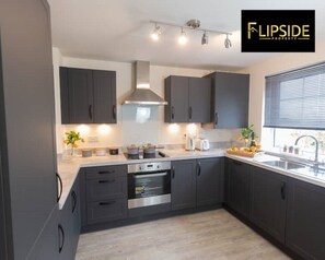 Microondas, horno, parrilla de estufa y lavavajillas 