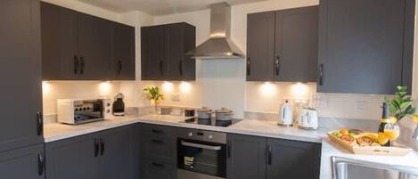 Een microgolfoven, een oven, een kookplaat, een vaatwasser