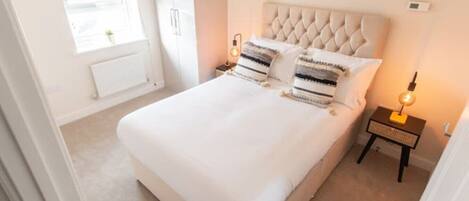 3 habitaciones, tabla de planchar con plancha, wifi y ropa de cama