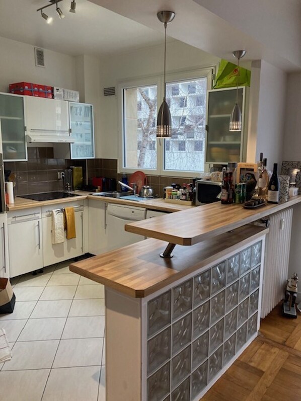 Kjøleskap, mikrobølgeovn, kaffetrakter/tekoker og brødrister