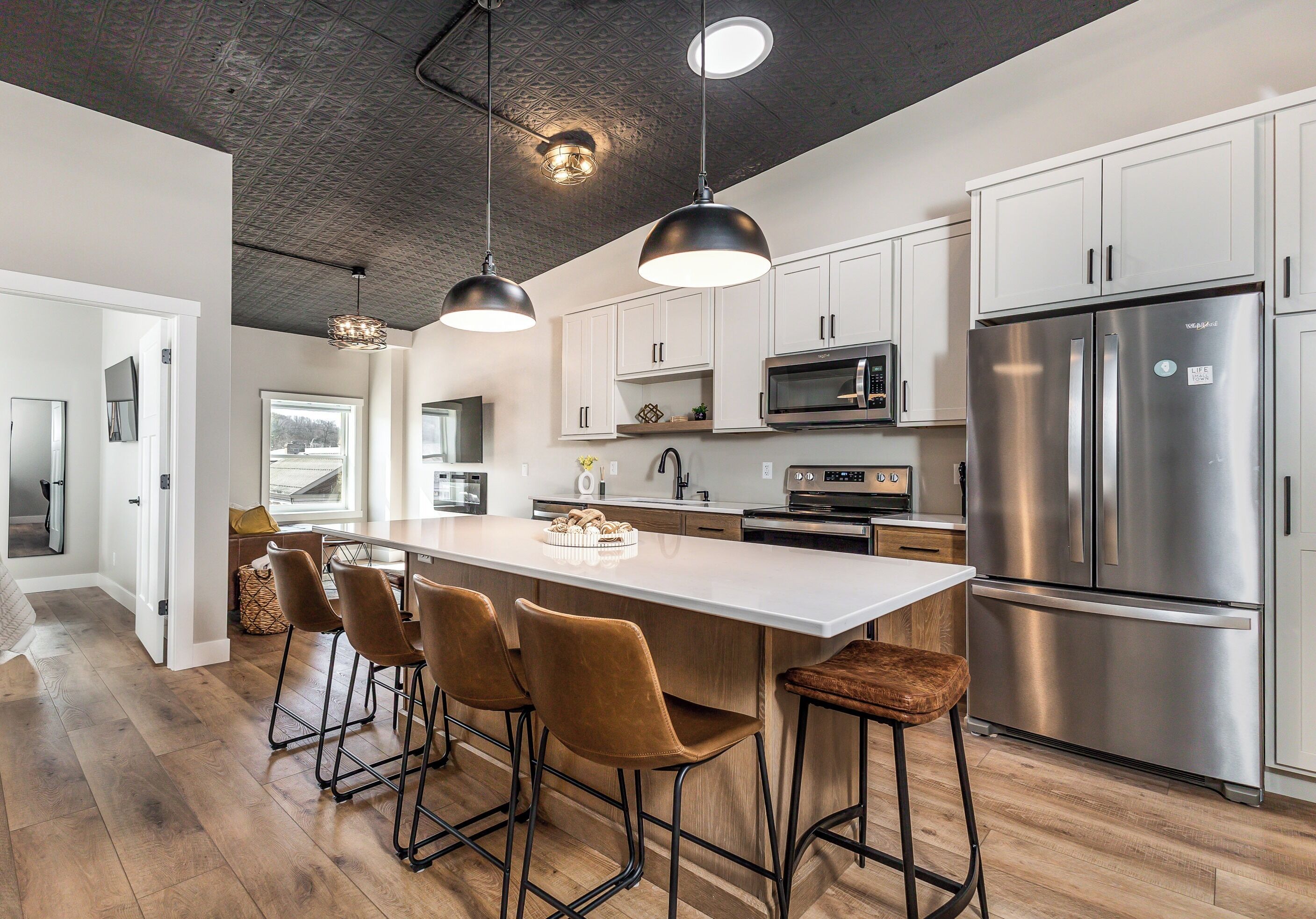 Frigorífico, microondas, horno y placa de cocina