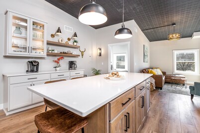 Dedicated Parking Spot! Steps to Dining/Restaurants! Fireplace, Comfy Beds!