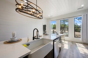 Fridge, microwave, oven, stovetop - 54BD/3BTH Serenity Skyline Sleeps 14, Hot Tub and more! (Broken Bow)