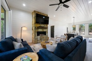 Fernseher, Kamin, Tischfußball, Stereoanlage