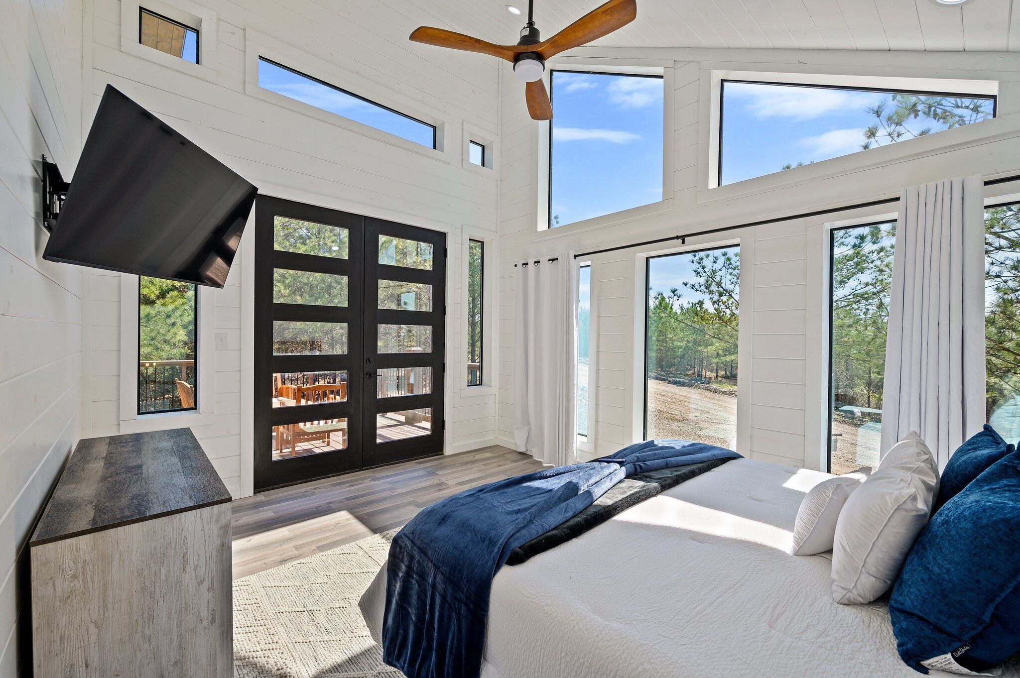 4 bedrooms, travel crib, WiFi, bed sheets