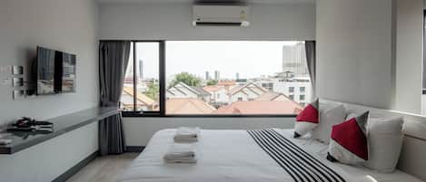 Deluxe-Zimmer, 1 King-Bett und Schlafsofa, eigenes Bad, Stadtblick | Schreibtisch, laptopgeeigneter Arbeitsplatz, kostenloses WLAN