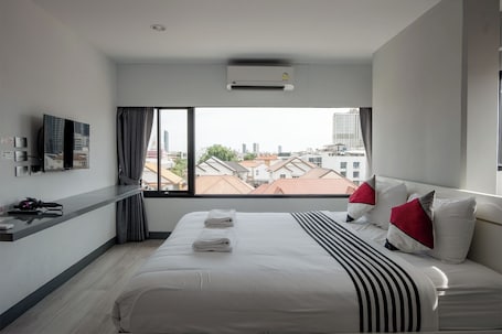 Escritorio, espacio para trabajar con laptop y wifi gratis