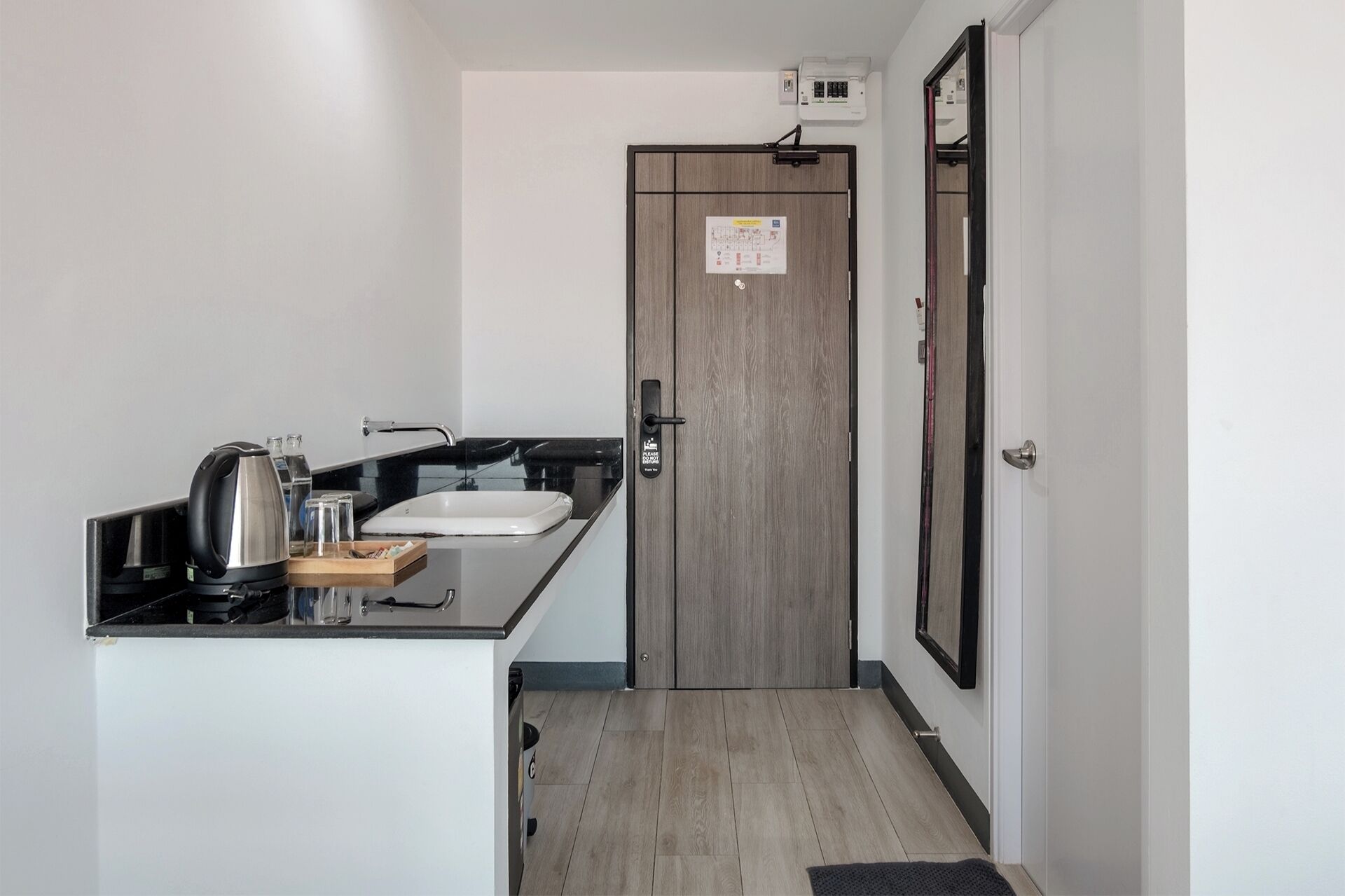 Escritorio, espacio para trabajar con laptop y wifi gratis 