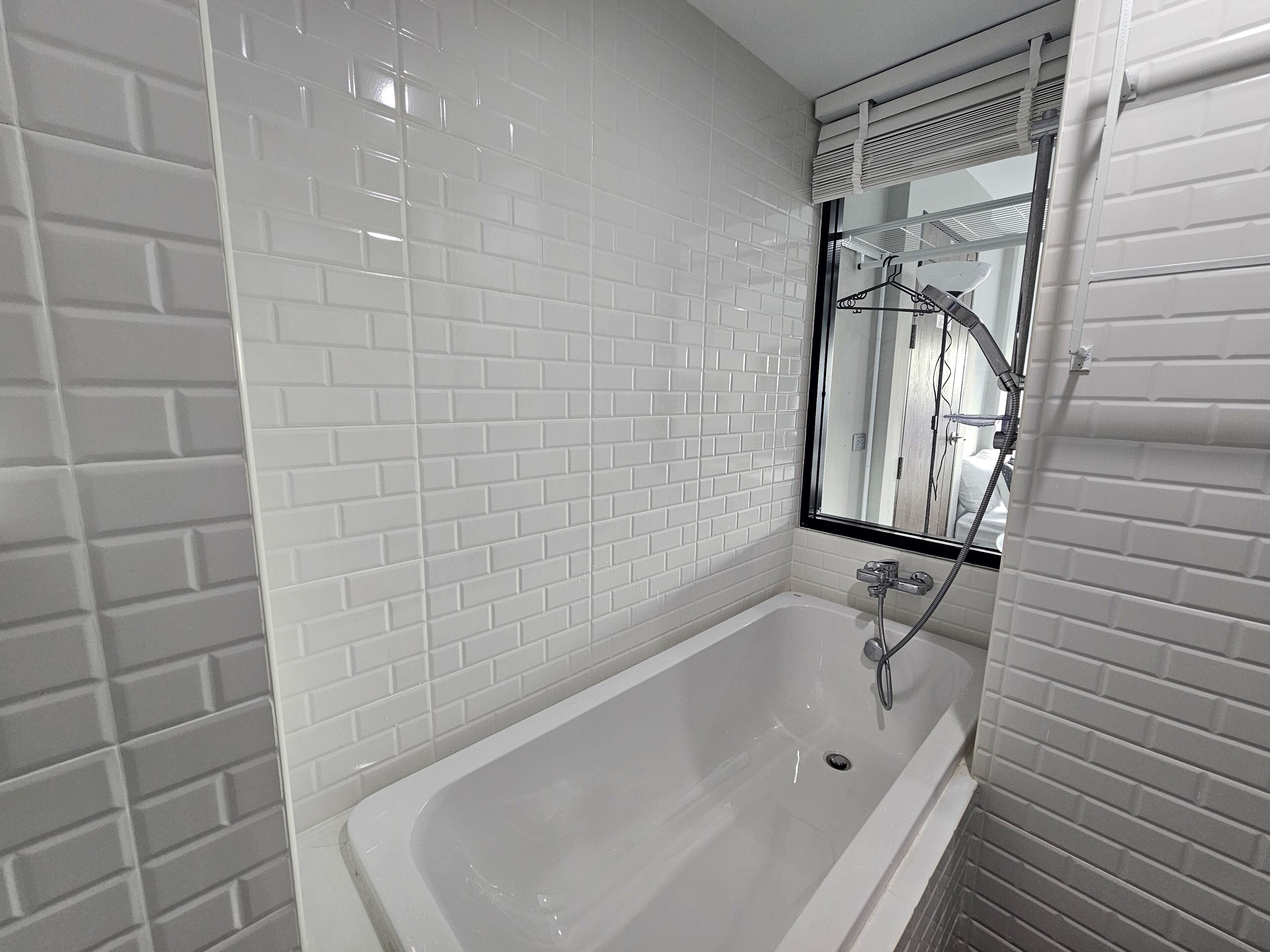 Standard Room, 1 King Bed, Bathtub, City View | Bathroom | Shower, hair dryer, bidet, towels