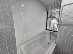 Quarto standard, 1 cama King, banheira, vista para a cidade | Banheiro | Chuveiro, secador de cabelo, bidê, toalhas de banho