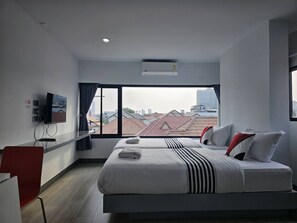 Quarto luxo, várias camas, banheiro privativo, vista para a cidade | Escrivaninha, espaço de trabalho para notebook, Wi-Fi de cortesia