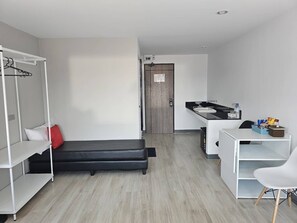 ห้องดีลักซ์, หลายเตียง, ห้องน้ำส่วนตัว, วิวเมือง | ครัวส่วนตัว | ตู้เย็นเล็ก