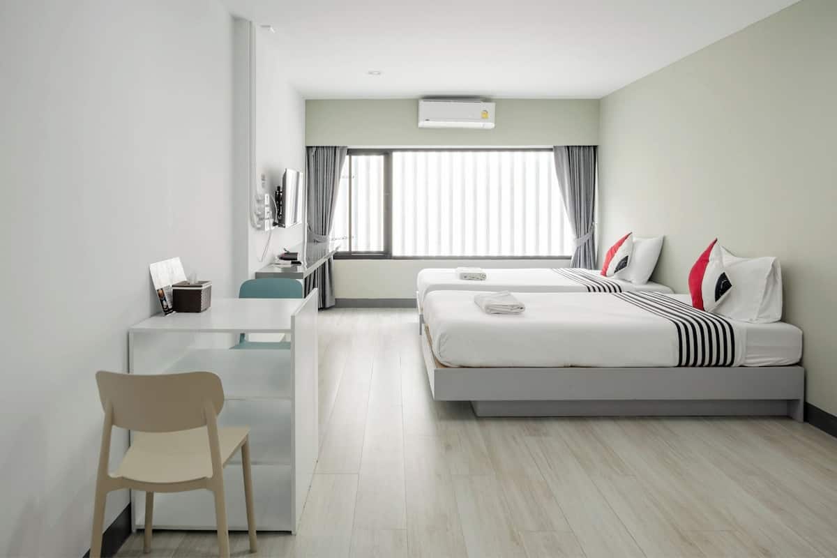 Eenvoudige Twin kamer | Een bureau, een laptopwerkplek, gratis wifi, beddengoed