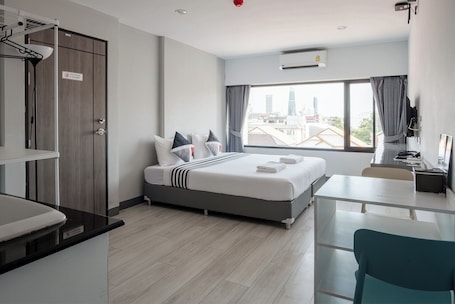 Desk, laptop workspace, free WiFi, bed sheets. Area Place Hotel